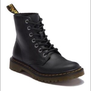 Dr. Martens Womens 1460 Smooth Leather Lace up boots size 8